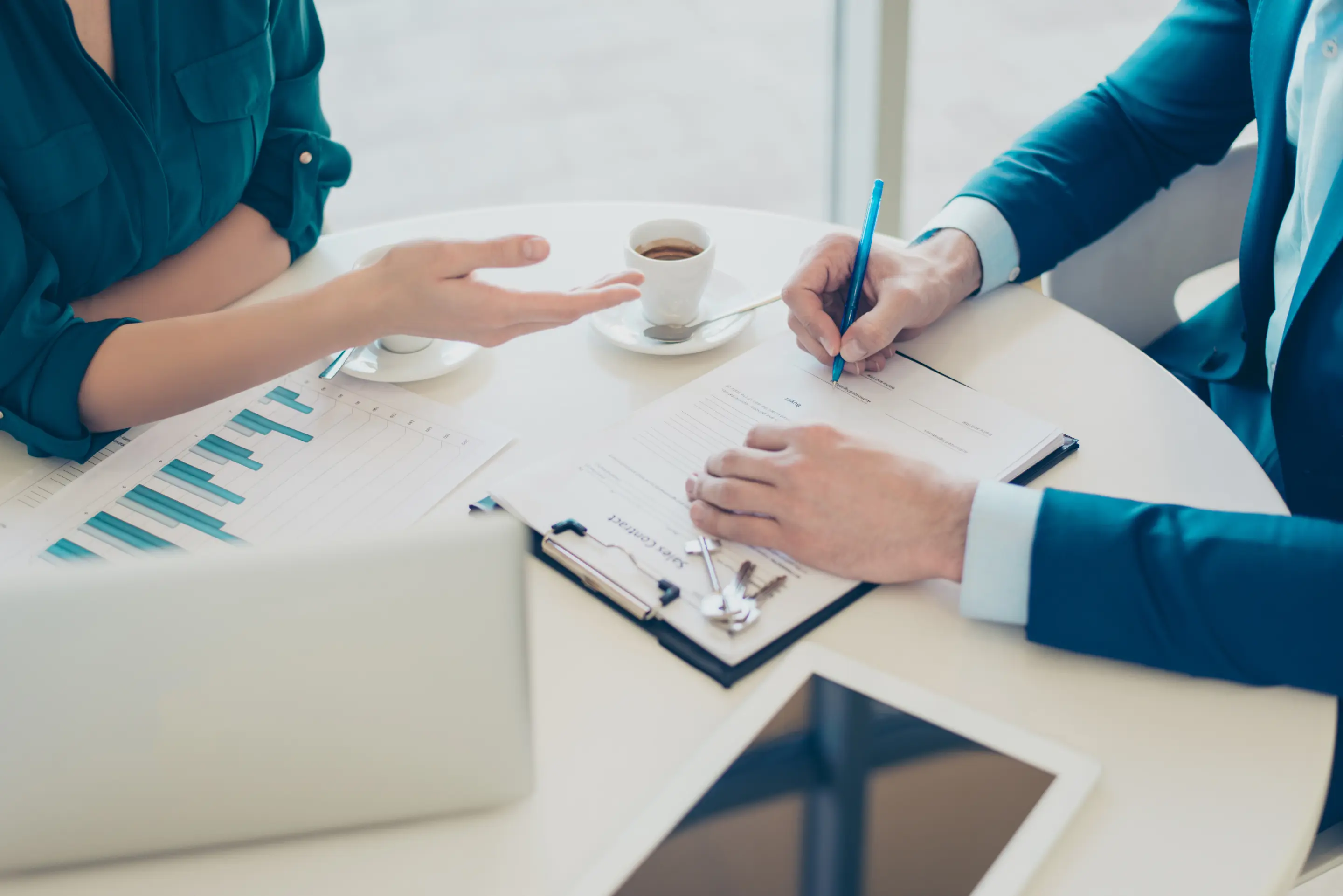 Web施策の内容を資料を使って説明している打ち合わせのイメージ