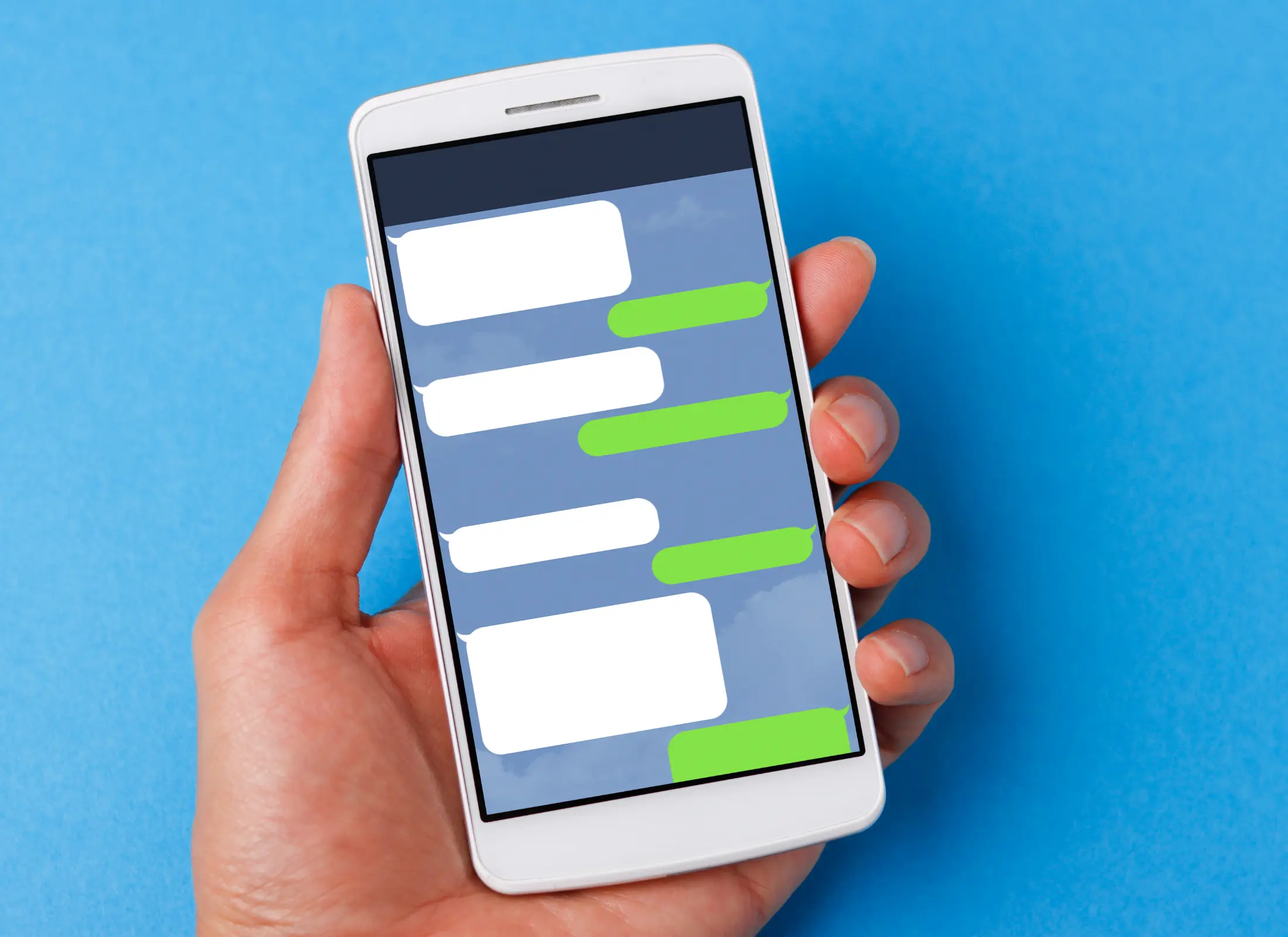 スマートフォンでLINE公式アカウントからのメッセージ画面を確認しているイメージ