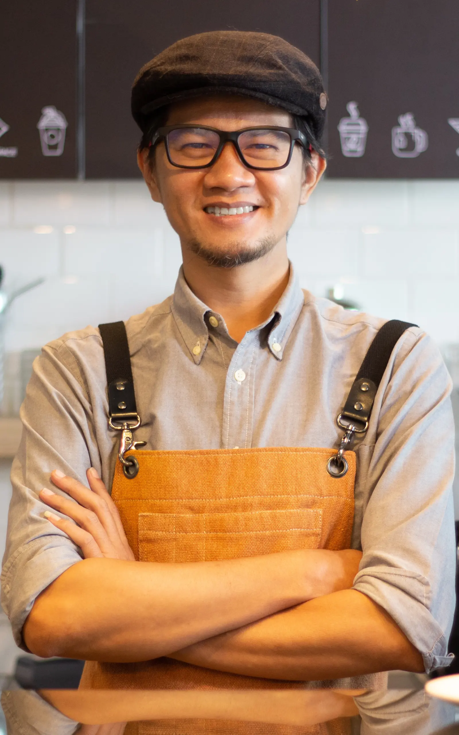 接客に集中している飲食店オーナーのイメージ