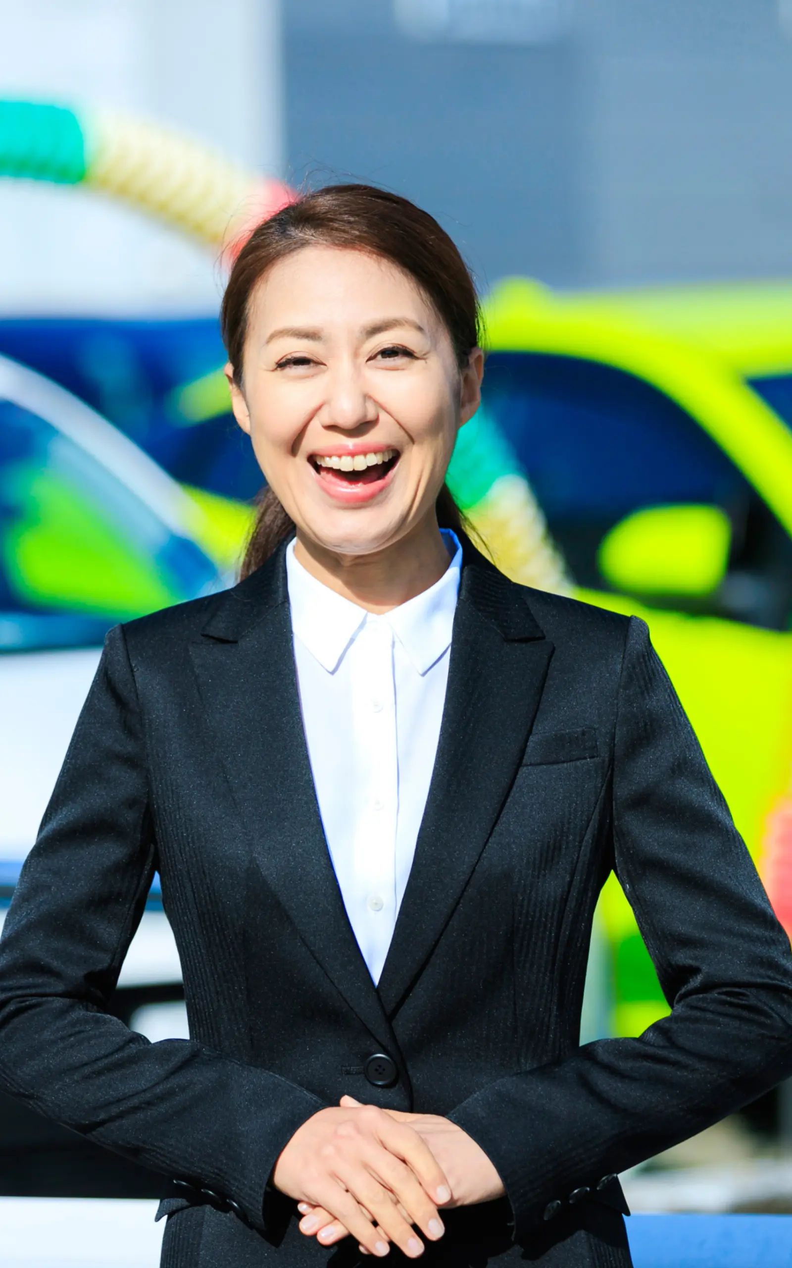 笑顔で事業に向き合う中古車販売店オーナーのイメージ