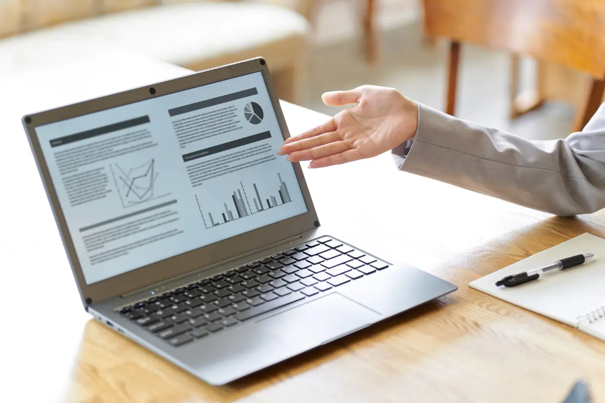 Web施策の内容を資料を使って説明している打ち合わせのイメージ