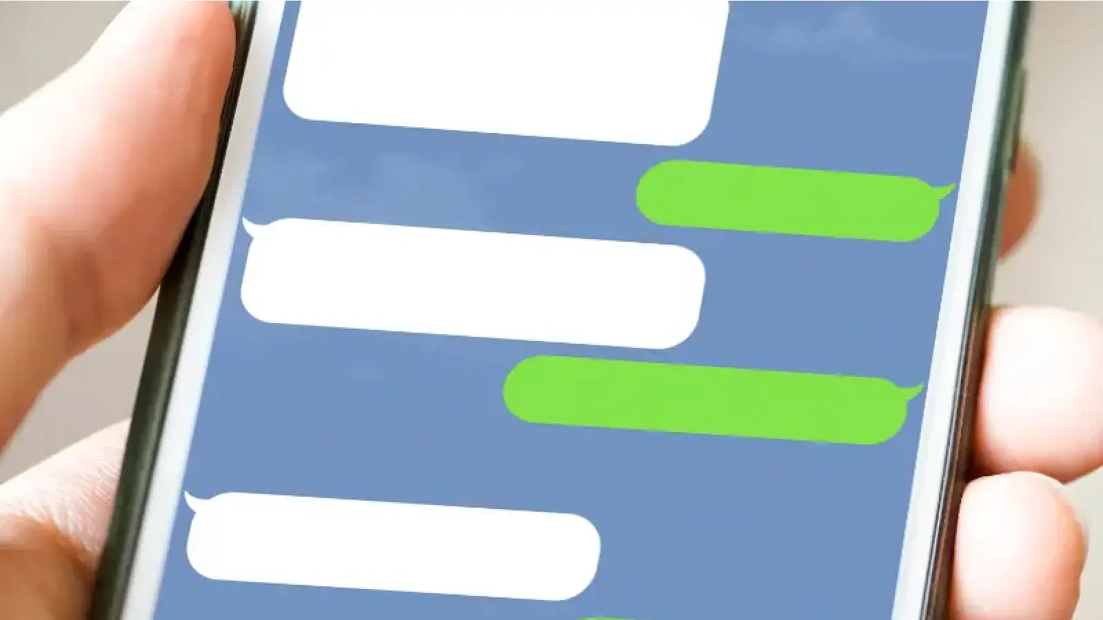 スマートフォンでLINE公式アカウントのメッセージ画面を確認しているイメージ