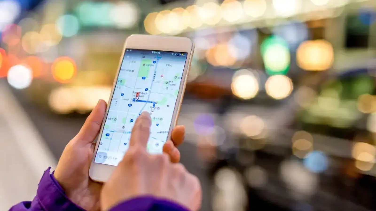 スマートフォンで地図アプリを操作して店舗情報を確認しているイメージ